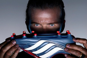 Фотография к новости: Дэвид Бекхэм примерил бутсы из будущего