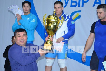 Фотография к новости: В Кызылорде победителю чемпионата по тяжелой атлетике вручили кубок имени Ильи Ильина