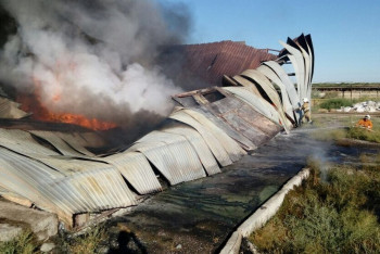 Фотография к новости: Почти два часа огнеборцы тушили пожар на складе в ЮКО 