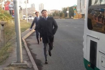 Фотография к новости: Аким Шымкента о поездке в городском автобусе: Я вспомнил молодость