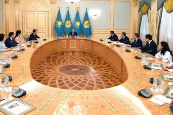 Фотография к новости: Глава государства провел встречу с победителями конкурса «Лучший государственный служащий»