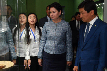 Фотография к новости: Г.Абдыкаликова возложила цветы к памятнику жертвам голода в Алматы