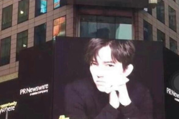 Фотография к новости: В Нью-Йорке на Таймс-сквер появился баннер с Димашем Кудайбергеновым