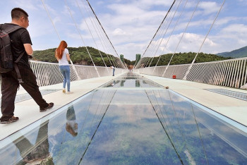 Фотография к новости: Знаменитый стеклянный мост в Китае «треснул» под ногами туристов