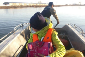 Фотография к новости: Из-за сброса воды с российского водохранилища в ЗКО затоплен мост