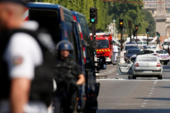 Фотография к новости: Неизвестный протаранил фургон жандармерии в Париже