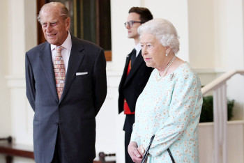 Фотография к новости: Королева Великобритании устроила закрытую вечеринку в стиле 70-х