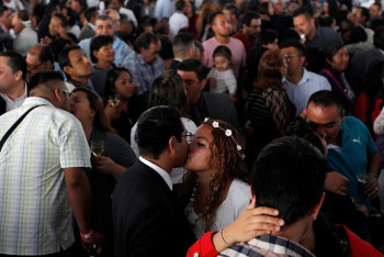 Фотография к новости: В Мехико прошла массовая свадьба с участием 3,4 тыс пар гетеросексуалов, геев и лесбиянок