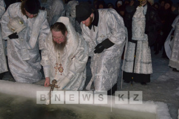 Фотография к новости: В Петропавловске сотни верующих приняли участие в крестном ходе (ФОТО)