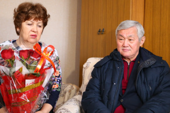 Фотография к новости: Б.Сапарбаев поздравил матерей и жен, погибших граждан при теракте в Актобе