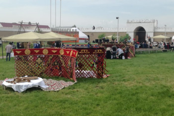 Фотография к новости: В Таразе туристы из Болгарии, Германии и Таджикистана попали в средневековый городок