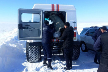Фотография к новости: Жених с невестой застряли в буран на горном перевале в ЮКО