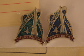 Фотография к новости: Коллекционер из Алматы подарил экипажу «Союз МС-2» значки из своей коллекции