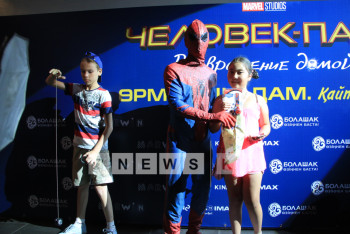 Фотография к новости: Б. Байбек с семьей посетил показ дублированного на казахский язык «Человека-паука»