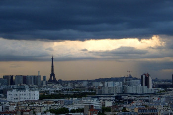 Фотография к новости: Парижанка обвинила французский воздух в убийстве 48 тысяч человек