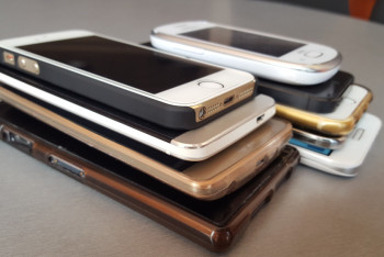 Фотография к новости: В ОЭСР подсчитали количество продаваемых в мире поддельных телефонов