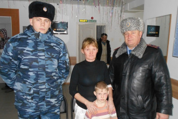 Фотография к новости: В Северном Казахстане в степи полицейские спасли женщину с ребенком