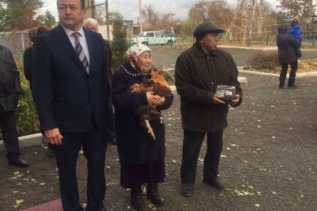 Фотография к новости: Петух в обмен на забор: аким отблагодарил сельчан за благоустройство