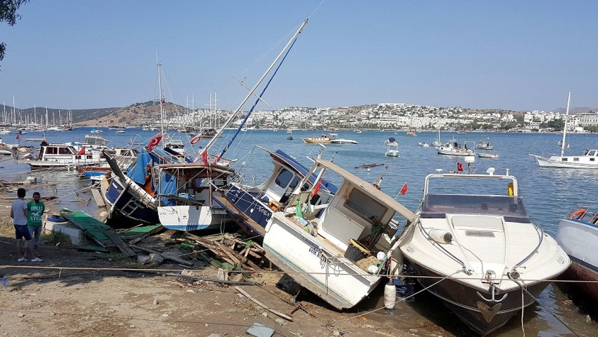  Поврежденные суда после землетрясения в городе Гумбет, Турция Reuters © Kenan Gurbuz