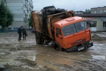 Фотография к новости: В Костанае КамАЗ провалился под землю