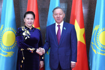 Фотография к новости: Нигматулин обсудил вопросы сотрудничества со спикером Парламента Вьетнама 