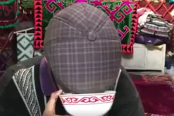 Фотография к новости: «Чумачечие». Юморной парень ответил на танец кыргызской келинки