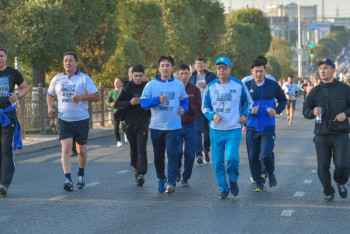 Фотография к новости: Аким Шымкента и ЮКО пробежали 21 км марафона