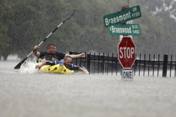 Фотография к новости: МИД РК: В зоне действия урагана «Харви» может находиться несколько сотен казахстанцев