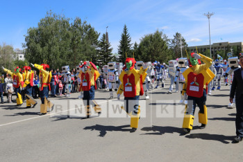 Фотография к новости: Роботы-трансформеры вышли на главную площадь Кокшетау