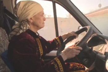 Фотография к новости: 67-летняя бабушка-автоледи из Мангистау круглосуточно развозит товары на грузовике