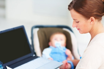 Фотография к новости: В Минтруда и соцзащиты опровергли слухи об обязательной работе для многодетных матерей