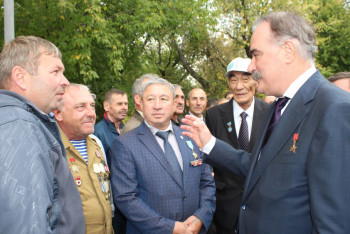 Фотография к новости: Экс-президент Ингушетии подарил школе в СКО микроавтобус