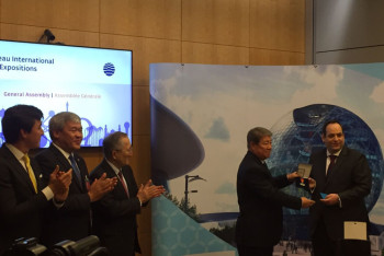 Фотография к новости: Есимов вручил Лоссерталесу орден «Достық» II степени