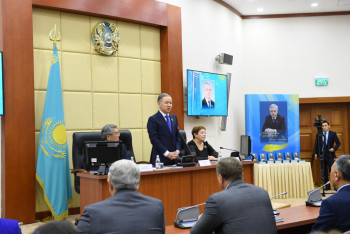 Фотография к новости: В Мажилисе почтили память Сергея Дьяченко