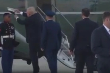 Фотография к новости: Трамп пытался вернуть солдату сорванную ветром фуражку