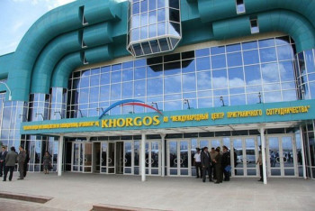 Фотография к новости: Казахстанку с 144 меховыми жилетками задержали на границе с Китаем