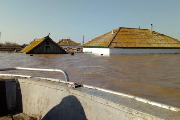 Фотография к новости: Четверо в лодке, или Как в Казахстане эвакуируют людей из зоны бедствия 