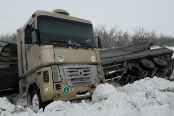 Фотография к новости: В ЗКО перевернулся большегруз с сухофруктами