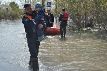 Фотография к новости: В селе Тепличное СКО образовалась течь в дамбе