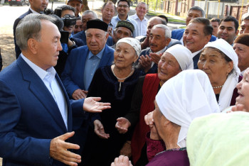 Фотография к новости: Назарбаев съездил на малую родину и по-соседски побеседовал с односельчанами