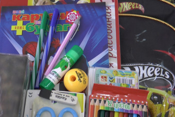 Фотография к новости: Полицейские Алматы помогли собрать в школу детей из малообеспеченных семей