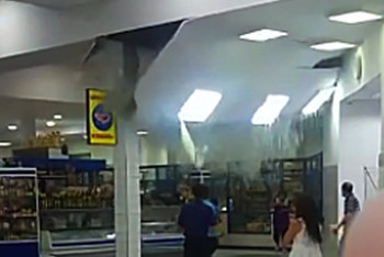 Фотография к новости: В Павлодаре из-за дождя рухнул потолок в торговом доме