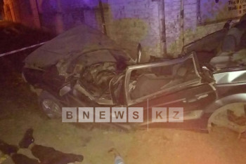 Фотография к новости: В Уральске два человека погибли в ДТП на угнанном автомобиле 