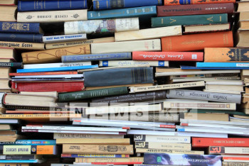 Фотография к новости: Библиотека КАЗГЮУ получила в дар 300 книг от Дома русского зарубежья им.Солженицына