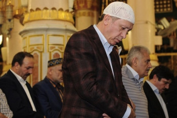 Фотография к новости: Эрдоган упал в обморок во время утренней молитвы в мечети