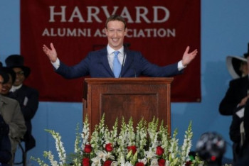 Фотография к новости: Цукерберг получил почетную степень Гарварда спустя 12 лет