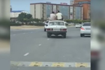 Фотография к новости: Водитель наказан за перевозку пассажиров на крыше в Актау