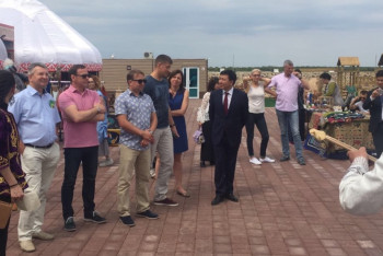 Фотография к новости: Заместитель акима Алматинской области стал гидом для иностранных туристов