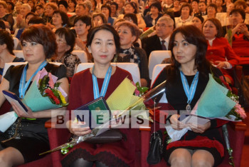 Фотография к новости: В СКО женщин поздравили песнями о любви на разных языках мира