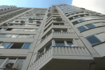 Фотография к новости: Женщина с ребенком и подушками выпрыгнула из окна многоэтажки в Актау